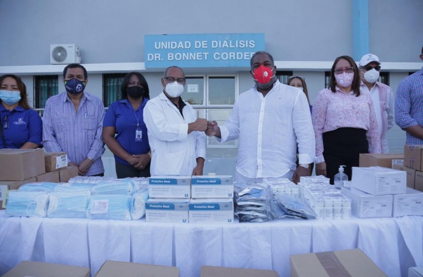 Tony Pe&ntilde;a entrega al hospital Dr Alejandro Cabral sillas de ruedas a dem&aacute;s de insumos m&eacute;dicos