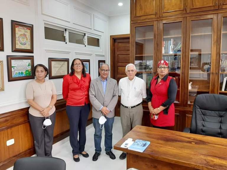 Lee más sobre el artículo Director Hospital visita Obispado con comitiva de funcionarios en San Juan