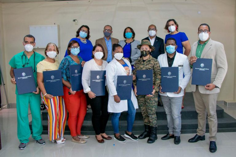 Lee más sobre el artículo UASD Barahona entrega certificados a personal del Hospital Dr. Alejandro Cabral