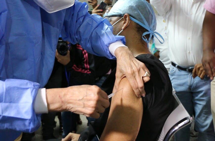 Autoridades inician jornada Vac&uacute;nate RD contra COVID-19 en San juan.