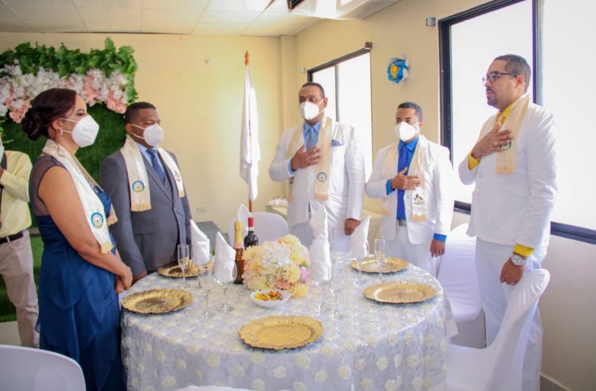 En San Juan, grad&uacute;an m&eacute;dicos familiar, ascensos y reconocen director y subdirectora