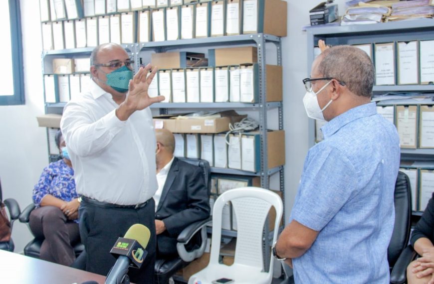 Dr. Roque Mateo es posesionado en hospital de San Juan por director del SRS El Valle.